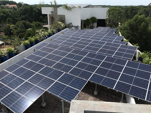 Các tấm pin mặt trời lắp đặt tại công trình ĐMTMN công suất 50kWp của Khách sạn ANHILL.