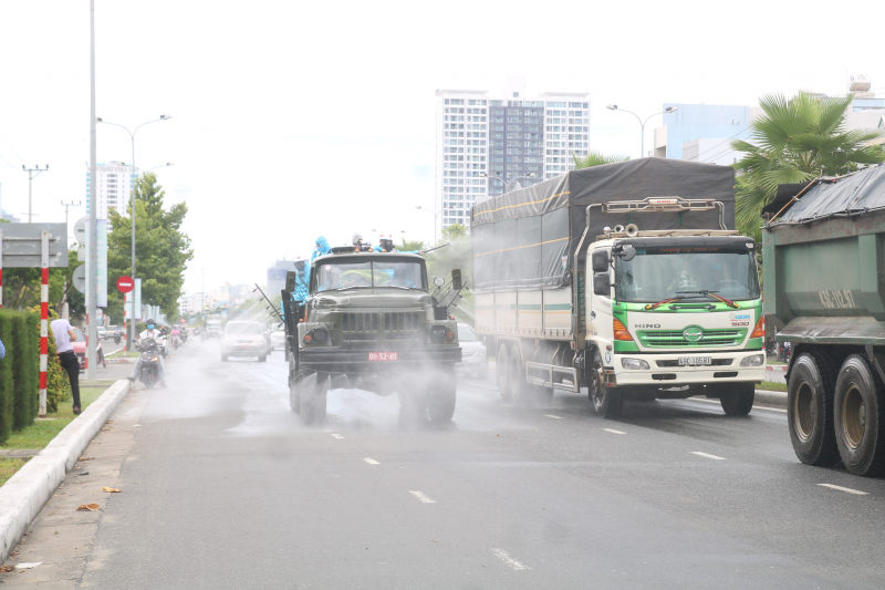 Tiêu độc khử trùng các con phố ở thời điểm đầu tháng 8.