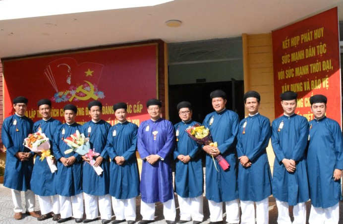 Cán bộ, công chức nam của Sở Văn hóa và Thể thao trong trang phục áo dài truyền thống.