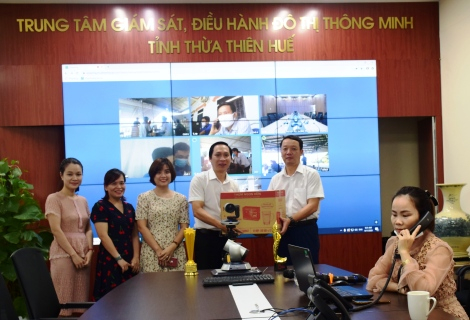 Ông Phan Thiên Định, Phó Chủ tịch UBND tỉnh thăm Trung tâm giám sát, điều hành đô thị thông minh.