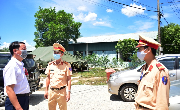 Thăm hỏi, động viên lực lượng Cảnh sát giao thông đang làm nhiệm vụ phòng, chống dịch Covid-19 tại chốt kiểm soát y tế phía Bắc ở huyện Phong Điền.