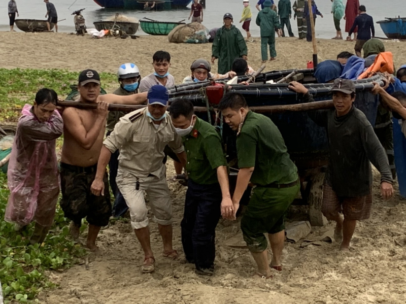 Các lực lượng hỗ trợ ngư dân tại quận Sơn Trà.