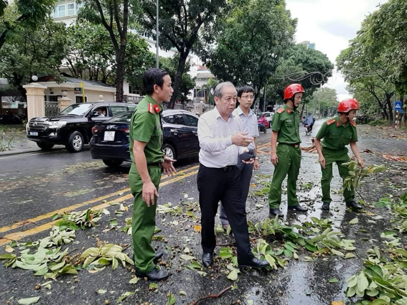 Lãnh đạo tỉnh Thừa Thiên Huế chỉ đạo công tác khắc phục hậu quả do bão gây ra.
