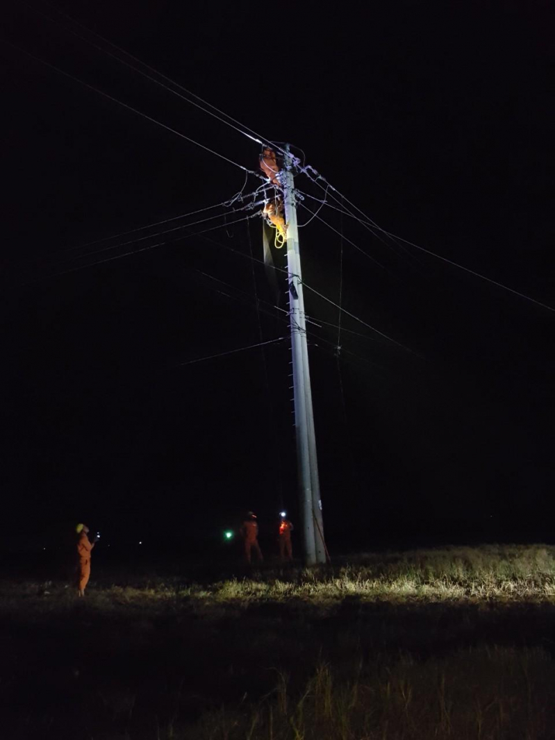 Xuyên đêm xử lý sự cố lưới điện do bão số 5 gây ra.
