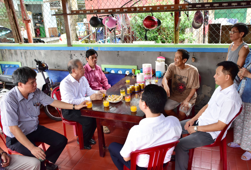 Chủ tịch UBND tỉnh Thừa Thiên Huế trò chuyện cùng người dân.