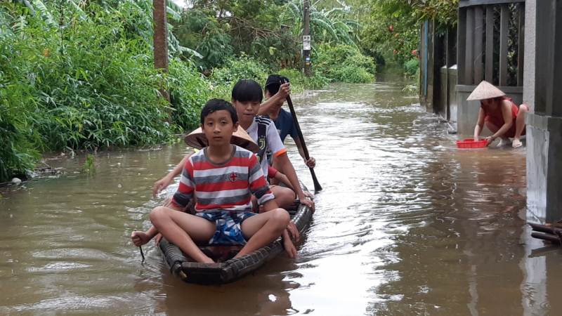 Người dân vùng trũng ở huyện Quảng Điền (Thừa Thiên Huế) chèo ghe đi lại. Ảnh: Tuấn Hiệp.