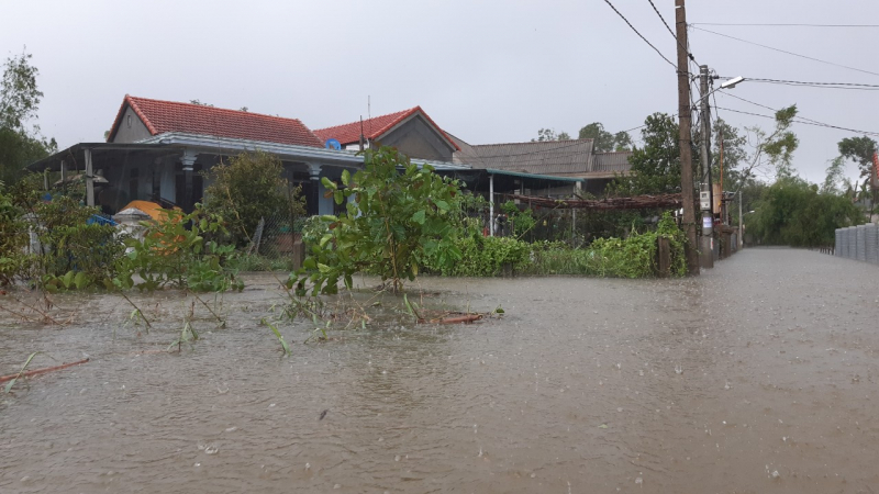 Những ngày qua, cùng với nhiều địa phương ở miền Trung, trên địa bàn tỉnh Thừa Thiên Huế có mưa lớn kéo dài liên tục. Ảnh: Tuấn Hiệp.