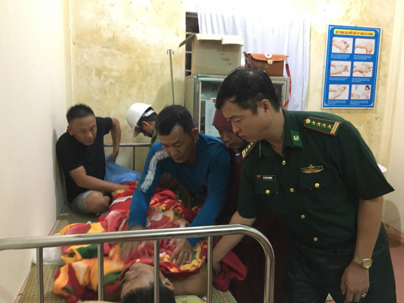Đại tá Lê Văn Phương - Chỉ huy trưởng BĐBP Quảng Trị - có mặt tại cảng Cửa Việt, trực tiếp chỉ đạo công tác tìm kiếm cứu nạn ngay trong đêm.