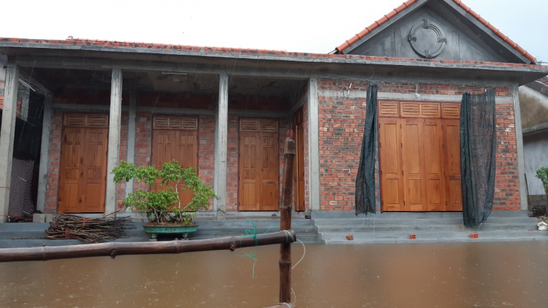 Theo con số thống kê của Ban Chỉ huy PCTT và TKCN tỉnh Thừa Thiên Huế, tính đến 16h ngày 8/10, có 1.100 ngôi nhà ngập trong nước từ 0.3 - 0.8m. Nhiều tuyến đường bị chia cắt, ngập nước. Ảnh: Tuấn Hiệp.