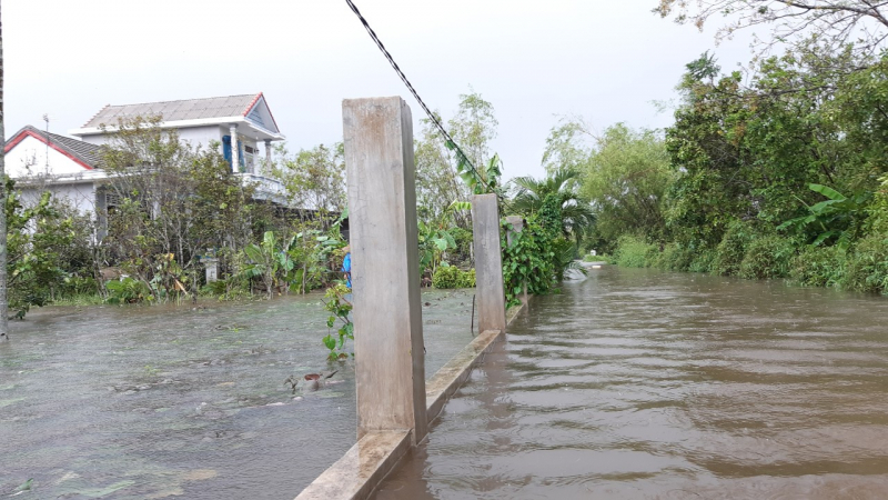 Ghi nhận của PV tại huyện Quảng Điền, một số tuyến đường đã bị ngập nước. Ảnh: Tuấn Hiệp.