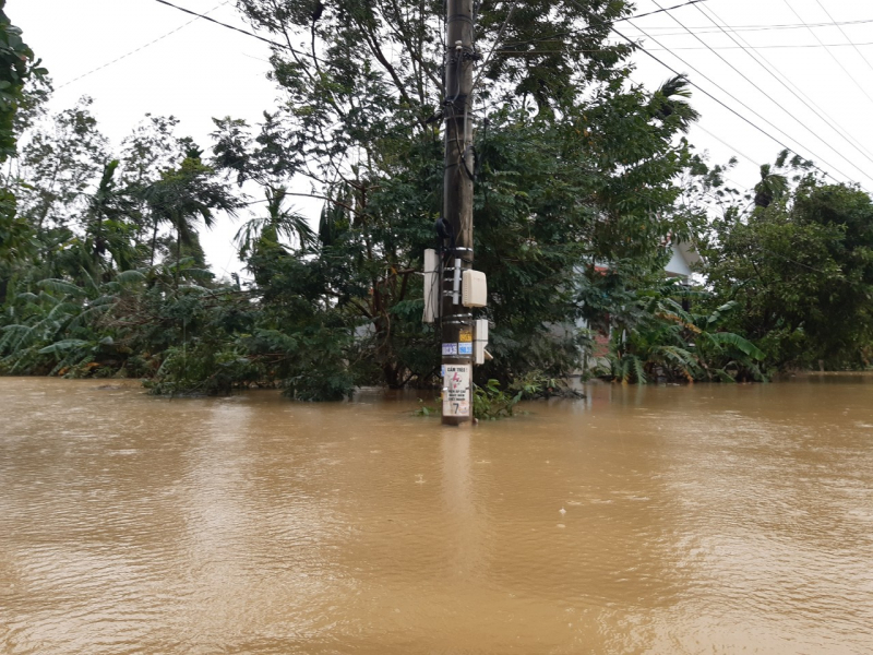 Hiện nay, nhiều địa phương trên địa bàn tỉnh Thừa Thiên Huế đang có mưa. Mực nước trên các con sông tăng liên tục. Cụ thể, theo Văn phòng Ban chỉ huy PCTT và TKCN tỉnh Thừa Thiên Huế, mực nước các sông lúc 10h ngày 17/10 như sau, sông Hương là 2,95m dưới mức báo động 3 0,55m (lên 0,05m so với 9h), sông Bồ là 4,32 m dưới báo động 3 0,18m (lên 0,09m so với 9h), sông Ô Lâu là 3,07m (lên 0,01m so với 9h), đập Thảo Long (Giáp cửa biển Thuận An, ảnh hưởng triều) có Htl 1,6m; Hhl 1,54m mở 15/15 cửa. Ảnh: Tuấn Hiệp.