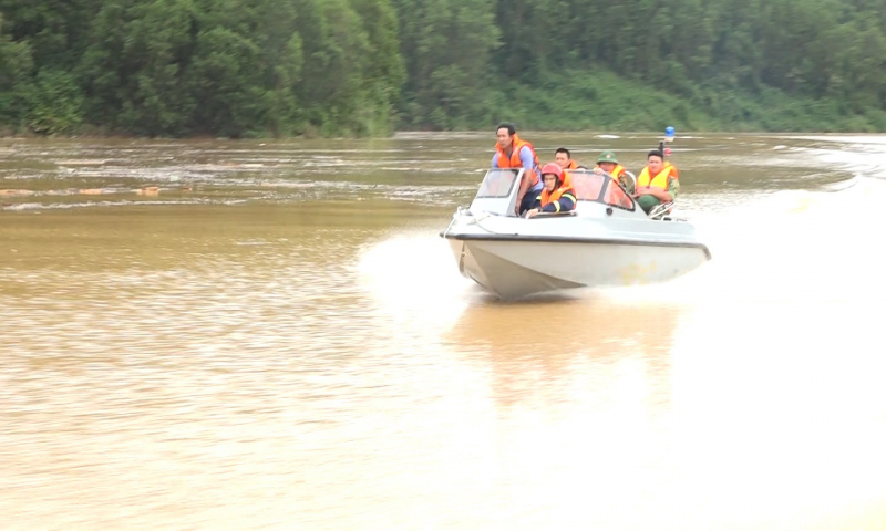 Sáng ngày 18/10, lực lượng cứu hộ cứu nạn Công an tỉnh Thừa Thiên Huế đã phối hợp lực lượng công binh tiếp tục triển khai phương án cứu hộ cứu nạn bằng đường thủy.