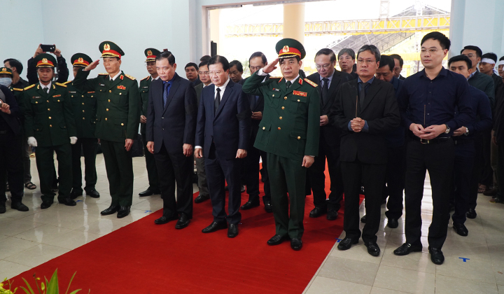 Phó Thủ tướng Trịnh Đình Dũng dẫn đầu Đoàn Đại biểu Đảng, Nhà nước, Chính phủ, Quốc hội, lãnh đạo tỉnh Thừa Thiên Huế bắt đầu Lễ viếng chính thức.