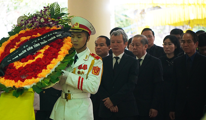Đoàn lãnh đạo tỉnh Thừa Thiên Huế bắt đầu Lễ viếng các chiến sĩ.