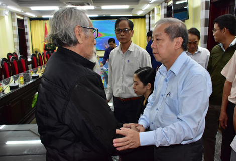 Chủ tịch UBND tỉnh Thừa Thiên Huế động viên, chia sẻ với thân nhân gia đình liệt sĩ.