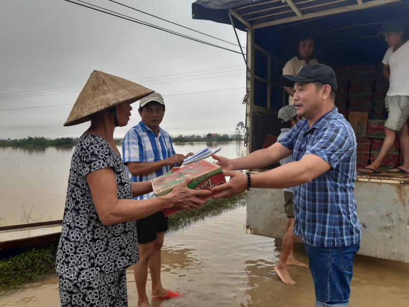 Những chuyến hàng kịp thời cứu trợ bà con vùng lũ Thừa Thiên Huế trong đợt bão lũ vừa qua. Ảnh: Tuấn Hiệp.