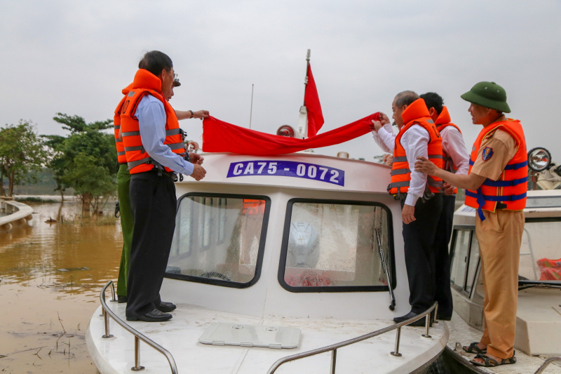 Các lãnh đạo của các Ban ngành TW, tỉnh tại buổi hạ thủy ca nô cứu hộ cứu nạn.