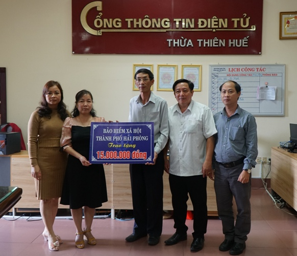 Trao tiền hỗ trợ cho gia đình liệt sĩ Phạm Văn Hướng, Trưởng phòng Thông tin tuyên truyền, Cổng Thông tin điện tử UBND tỉnh.