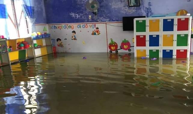 Ngập lụt tại trường Mầm non Phú Tân (thị trấn Thuận An, huyện Phú Vang) sáng ngày 19/10/2020. Ảnh: N. K.