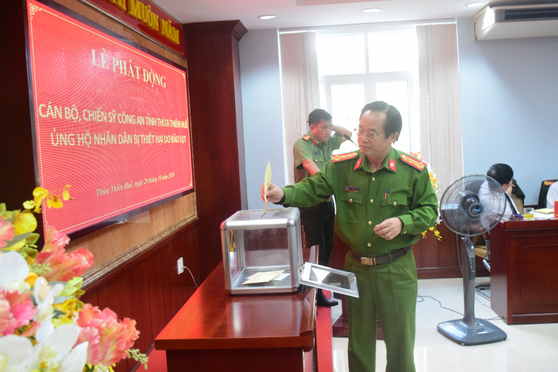 Ban giám đốc Công an tỉnh Thừa Thiên Huế ủng hộ đồng bào bị bão lụt.