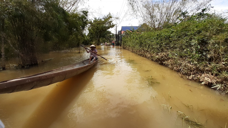 Đến thời điểm ngày 30/10, nhiều thôn, làng ở các vùng thấp trũng của huyện Quảng Điền, tỉnh Thừa Thiên Huế vẫn ngập trong nước.