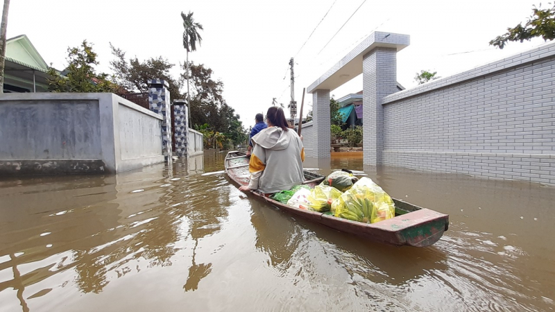 Ghe thuyền là phương tiện đi lại cần thiết của người dân vùng thấp trũng.