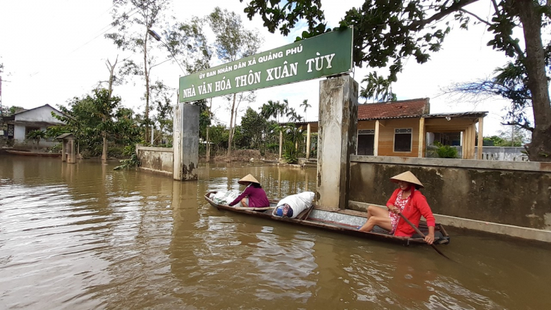 Tại thôn Xuân Tùy, xã Quảng Phú, sau vài ngày nước hạ, người dân đi bộ và có thể lái xe máy, xe đạp… thì nay lại phải chèo ghe thuyền.