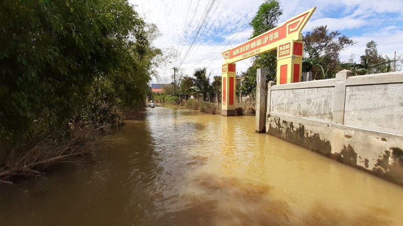 Một người dân ở thôn Xuân Tùy cho hay, chưa bao giờ chứng kiến cảnh lụt hơn 20 ngày như thế này. Bình thường khoảng 3 - 4 ngày thì nước đã cạn.