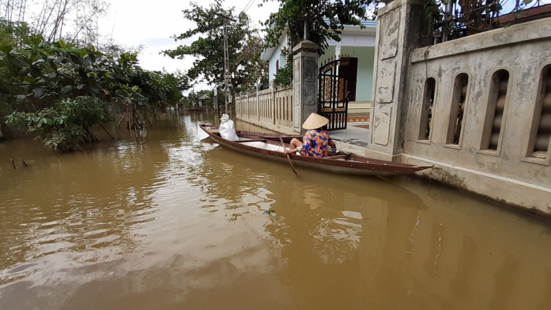 Từ ngày 9/10 đến nay, các con đường ở thôn Xuân Tùy luôn lênh láng nước lụt.