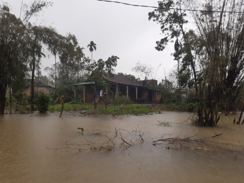 Hơn 1 tháng qua, nhiều thôn trên địa bàn huyện Quảng Điền như Xuân Tùy, Nghĩa Lộ… có nước lụt vẫn chưa rút hết. Ảnh: Tuấn Hiệp.