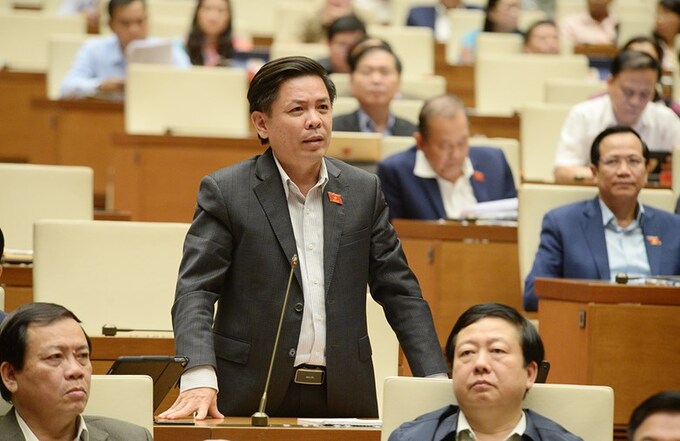 Bộ trưởng Giao thông vận tải Nguyễn Văn Thể trả lời chất vấn trước Quốc hội ngày 6/11. Ảnh: Trung tâm báo chí Quốc hội.