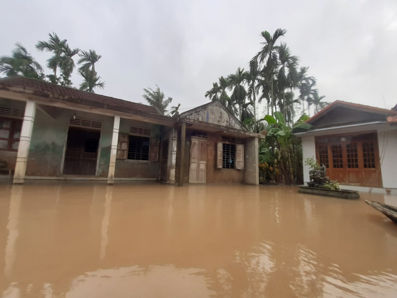 Vài ngày qua, do ảnh hưởng của không khí lạnh tăng cường kết hợp với rìa phía Bắc hoàn lưu bão số 12, nên ở Thừa Thiên Huế đã có mưa to, mưa rất to. Đến sáng ngày 12/11, nhiều địa phương của tỉnh Thừa Thiên Huế chìm trong nước lụt. Ảnh: Tuấn Hiệp.