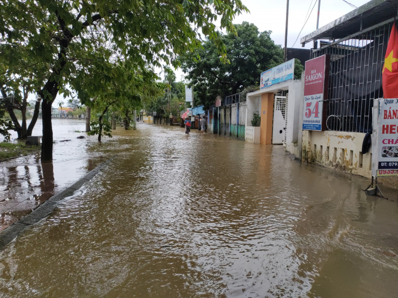 Nước lũ dâng, nhiều tuyến đường ở Huế bị ngập.