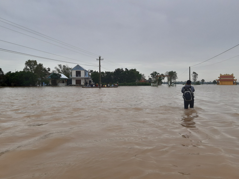 Nhiều địa phương ở Thừa Thiên Huế vẫn còn ngập trong nước. Ảnh: Tuấn Hiệp.