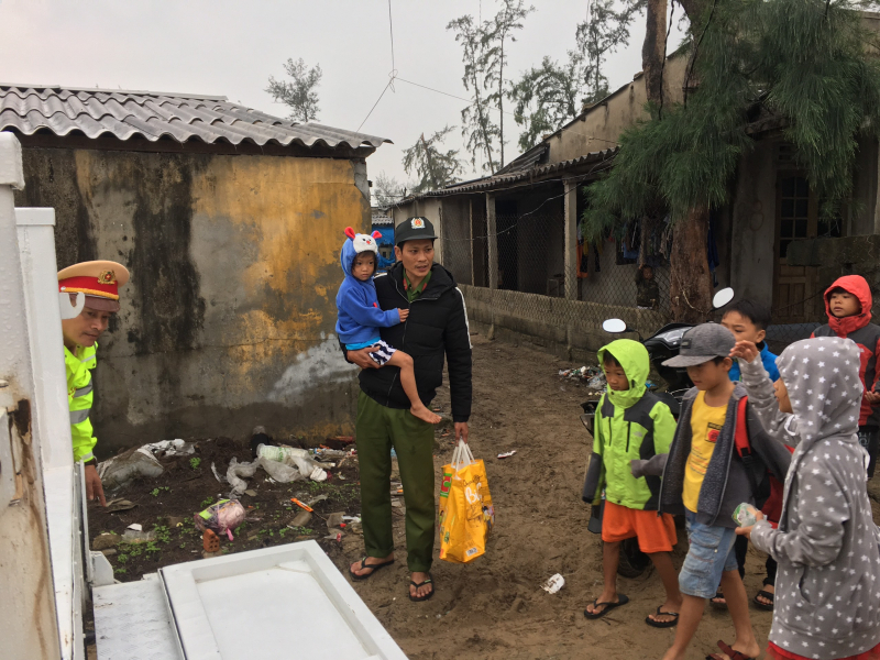 Liên quan đến công tác ứng phó với cơn bão số 13 đang vào nước ta, tại tỉnh Thừa Thiên Huế, lực lượng công an, chính quyền địa phương giúp dân di dời tránh bão.