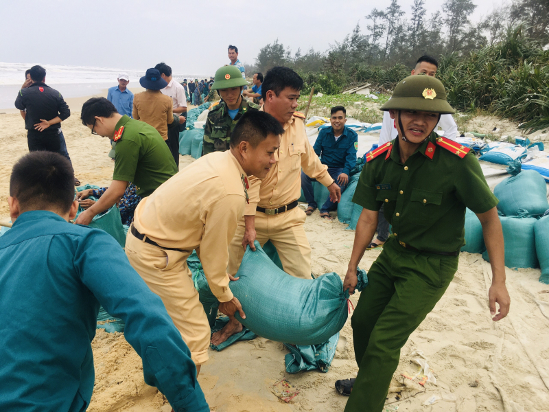 Công an xã Phong Hải (huyện Phong Điền) cùng các lực lượng tại địa phương gia cố bờ biển trước bão số 13.