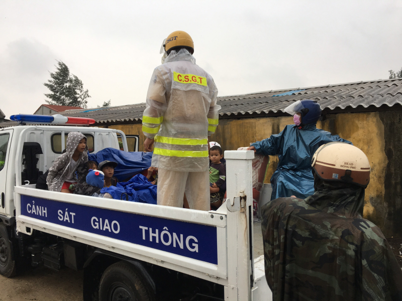 Công an phường Phú Cát (TP Huế), công an thị trấn Thuận An (huyện Phú Vang)… giúp dân di dời tránh bão.