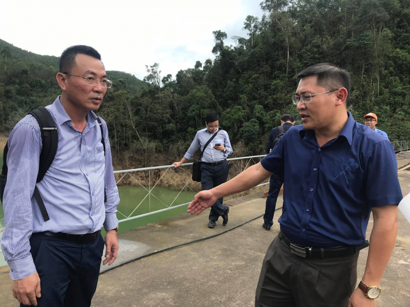 Ông Lê Văn Khoa (bên phải) trao đổi với ông Tô Xuân Bảo - Phó Cục trưởng Cục Kỹ thuật an toàn và môi trường công nghiệp (Bộ Công Thương) - tại đập thủy điện.