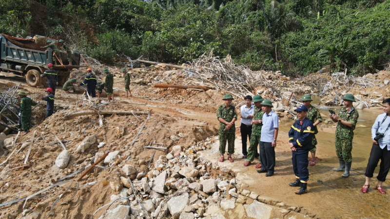 Ông Nguyễn Văn Phương - Phó Chủ tịch UBND tỉnh Thừa Thiên Huế - đã trực tiếp đến hiện trường điểm sạt lở ở Nhà máy Thủy điện Rào Trăng 3 để thăm hỏi, động viên lực lượng tìm kiếm cũng như chỉ đạo công tác tìm kiếm các nạn nhân mất tích còn lại.