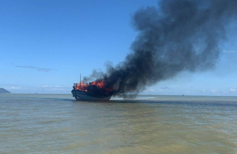 Tàu chở khách bốc cháy dữ dội giữa vùng biển Cửa Đại. (Ảnh: BP).