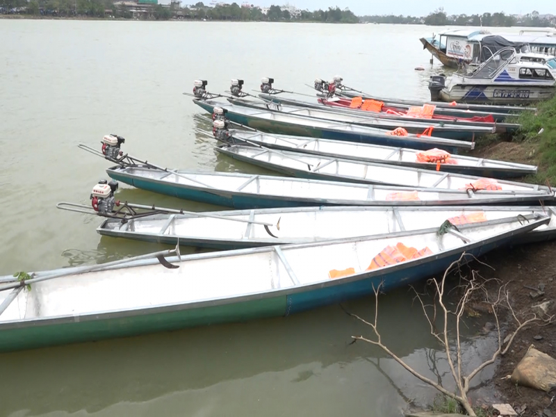Công an tỉnh Thừa Thiên Huế tổ chức đón nhận 11 thuyền, trị giá 300 triệu đồng.