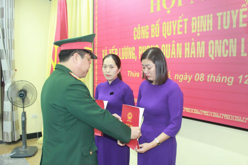 Thượng tá Ngô Nam Cường trao Quyết định cho 2 quân nhân.