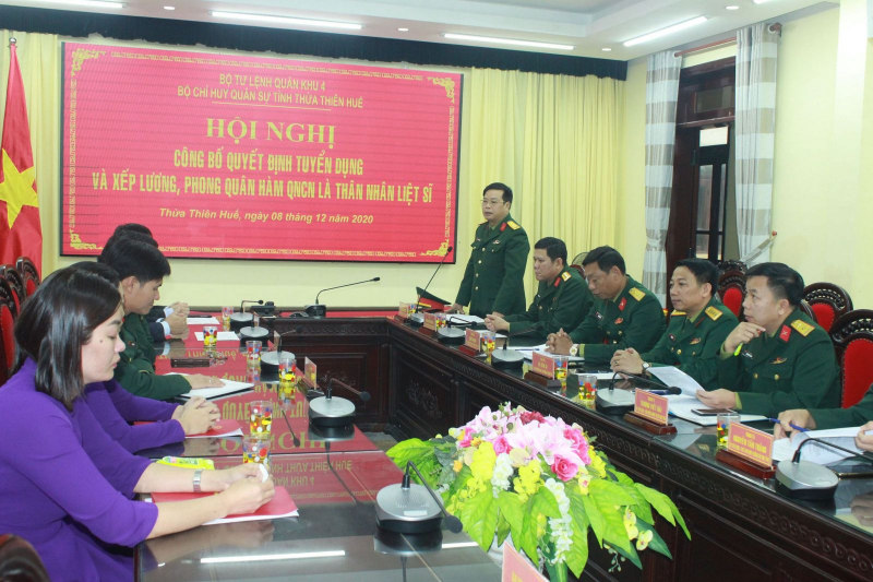 Thượng tá Ngô Nam Cường phát biểu giao nhiệm vụ cho 2 quân nhân.