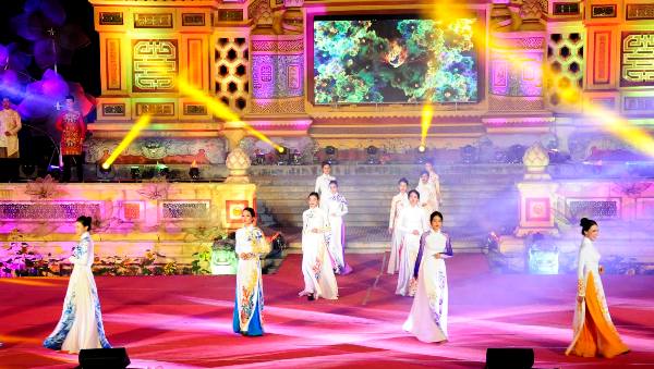 Chương trình nghệ thuật trình diễn các nhạc loại nhạc cụ và áo dài duyên dáng Việt Nam.