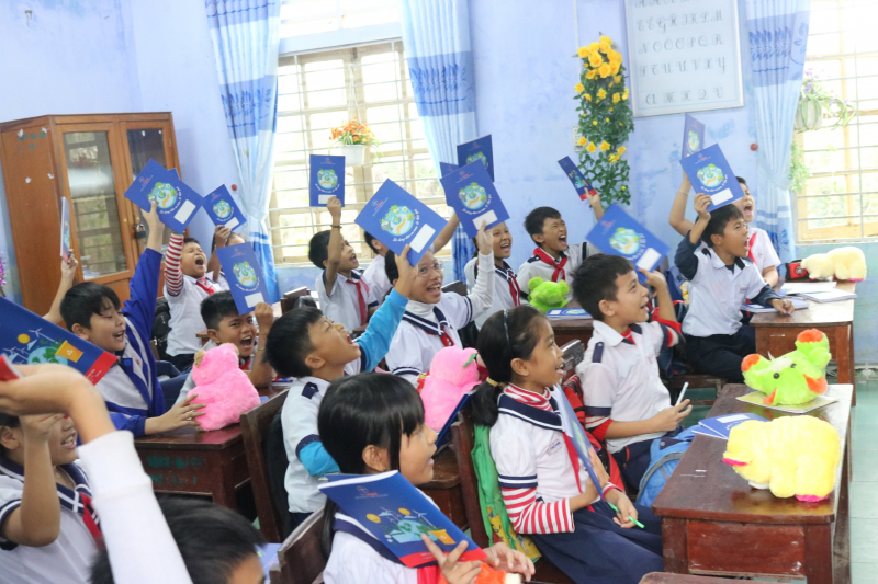 Tập vở với thông điệp sử dụng điện an toàn, tiết kiệm đến với các em học sinh vùng lũ huyện Phú Vang.
