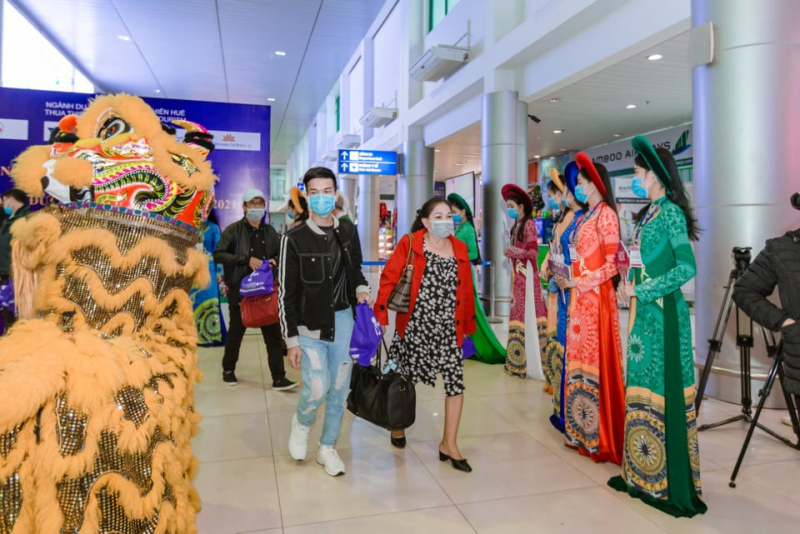 180 hành khách bay từ TP Hồ Chí Minh đáp Cảng Hàng không quốc tế Phú Bài đã được chào đón nồng nhiệt.