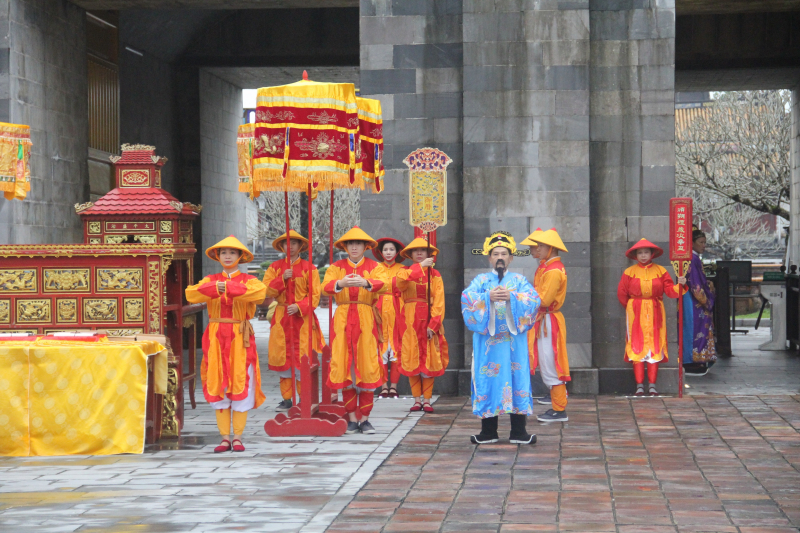 Tuy nhiên, bắt đầu vào năm Tân Sửu 1841, lần đầu tiên, lễ Ban Sóc được hoàng đế Minh Mạng chỉ dụ thực hiện ở Ngọ Môn, vì việc ban lịch không chỉ dành cho triều đình sử dụng mà được ban ra đến tận thần dân và để khác với các nghi tiết đại triều nghi khác được tổ chức ở điện Thái Hòa.