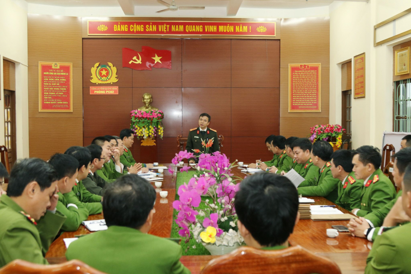 Đại tá Nguyễn Tiến Nam - Ủy viên Ban Thường vụ Tỉnh ủy, Giám đốc Công an tỉnh Quảng Bình chỉ đạo lực lượng phá án.
