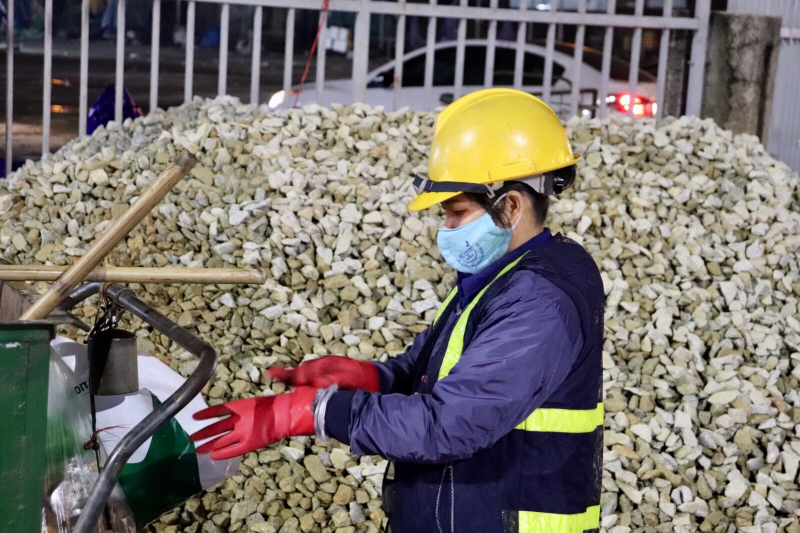 Càng về đêm, cái rét buốt của mùa đông càng rõ rệt, trong lúc mọi người đang chìm vào giấc ngủ, những công nhân vệ sinh môi trường bắt đầu ngày làm việc của họ.