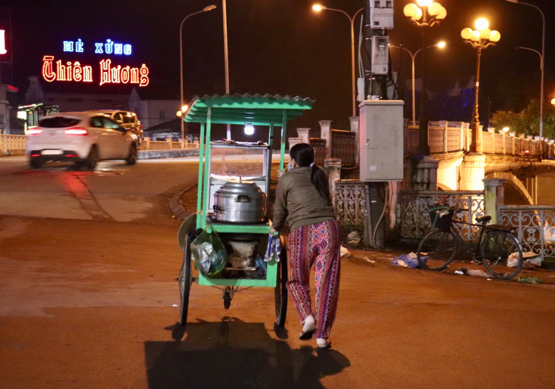 Trời rét vắng khách, người phụ nữ vội vàng đẩy xe kéo trở về nhà trước khi màn sương buông xuống.